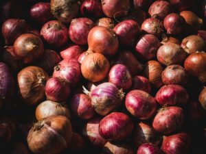 A pile of freshly harvested red and yellow onions.